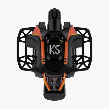 Izdelek na sliki je električni monocikel, model Kingsong S19. Na sliki je prikazana zgornja stran monocikla, ki ima robustno konstrukcijo in sodoben dizajn. Vidne so značilnosti, kot so široka guma, ergonomski ročaji ter logotip "KS" na sredini, kar nakazuje na visoko kakovost in zmogljivost tega vozila.