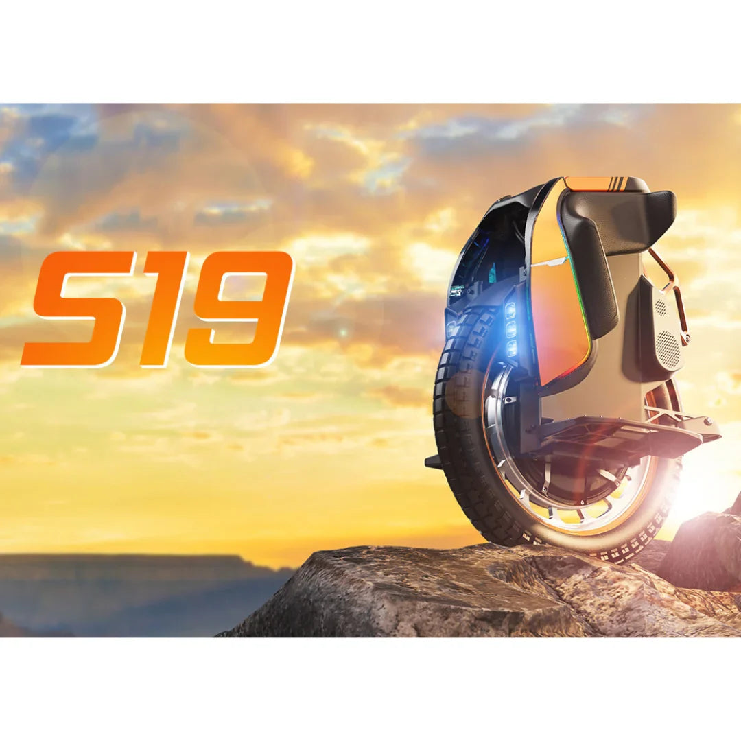 Izdelek je električni monocikel, znamke Kingsong, model S19. Na sliki je prikazan monocikel, ki stoji na skali, v ozadju pa je slikovit sončni zahod. Monocikel ima sodoben dizajn z LED lučmi in robustnim kolesom, kar nakazuje na njegovo zmogljivost in stabilnost.