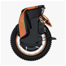 Izdelek je električni monocikel, znamke Kingsong, model S19 Pro. Na sliki je prikazana stranica monocikla, ki ima značilno okroglo kolo z robustnim profilom. Barvna kombinacija vključuje oranžno in črno, s svetlečimi detajli, ki dodajajo sodoben videz. Na strani so vidni tudi zvočniki in vzmetenje, kar nakazuje na udobno vožnjo.