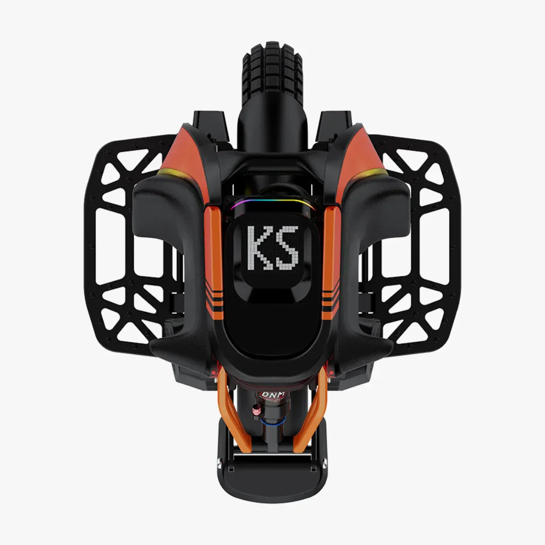 Izdelek je električni monocikel, znamke Kingsong, model S19 Pro. Na sliki je prikazan zgornji del monocikla, ki ima robustno zasnovo z značilnimi barvnimi detajli, vključno z oranžnimi in črnimi elementi. Vidna je tudi oznaka "KS" ter del kolesa, kar nakazuje na športen in zmogljiv videz izdelka.