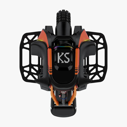 Izdelek je električni monocikel, znamke Kingsong, model S19 Pro. Na sliki je prikazan zgornji del monocikla, ki ima robustno zasnovo z značilnimi barvnimi detajli, vključno z oranžnimi in črnimi elementi. Vidna je tudi oznaka "KS" ter del kolesa, kar nakazuje na športen in zmogljiv videz izdelka.