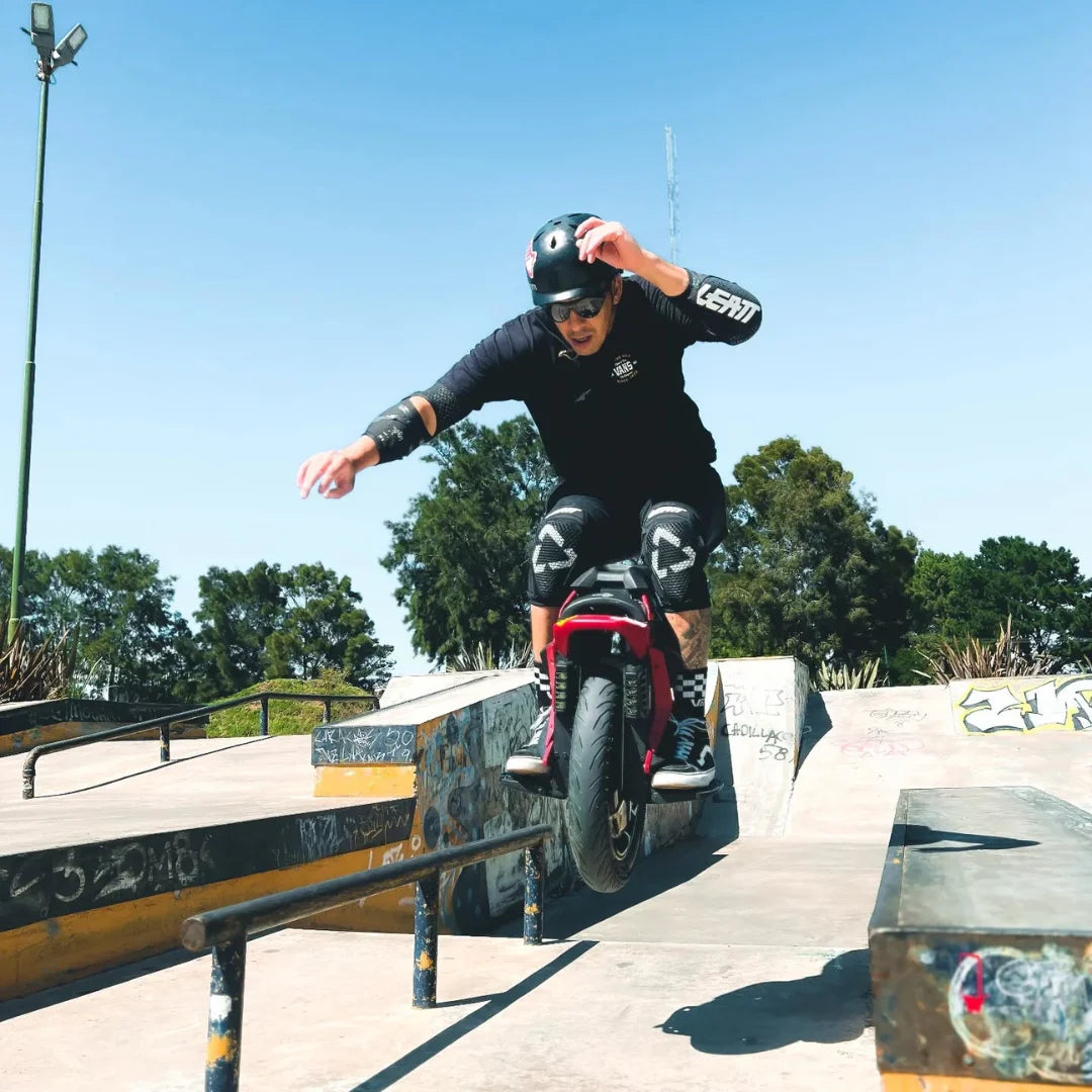 Voznik izvaja trike na električnem monociklu Kingsong S22 Pro v skateparku.