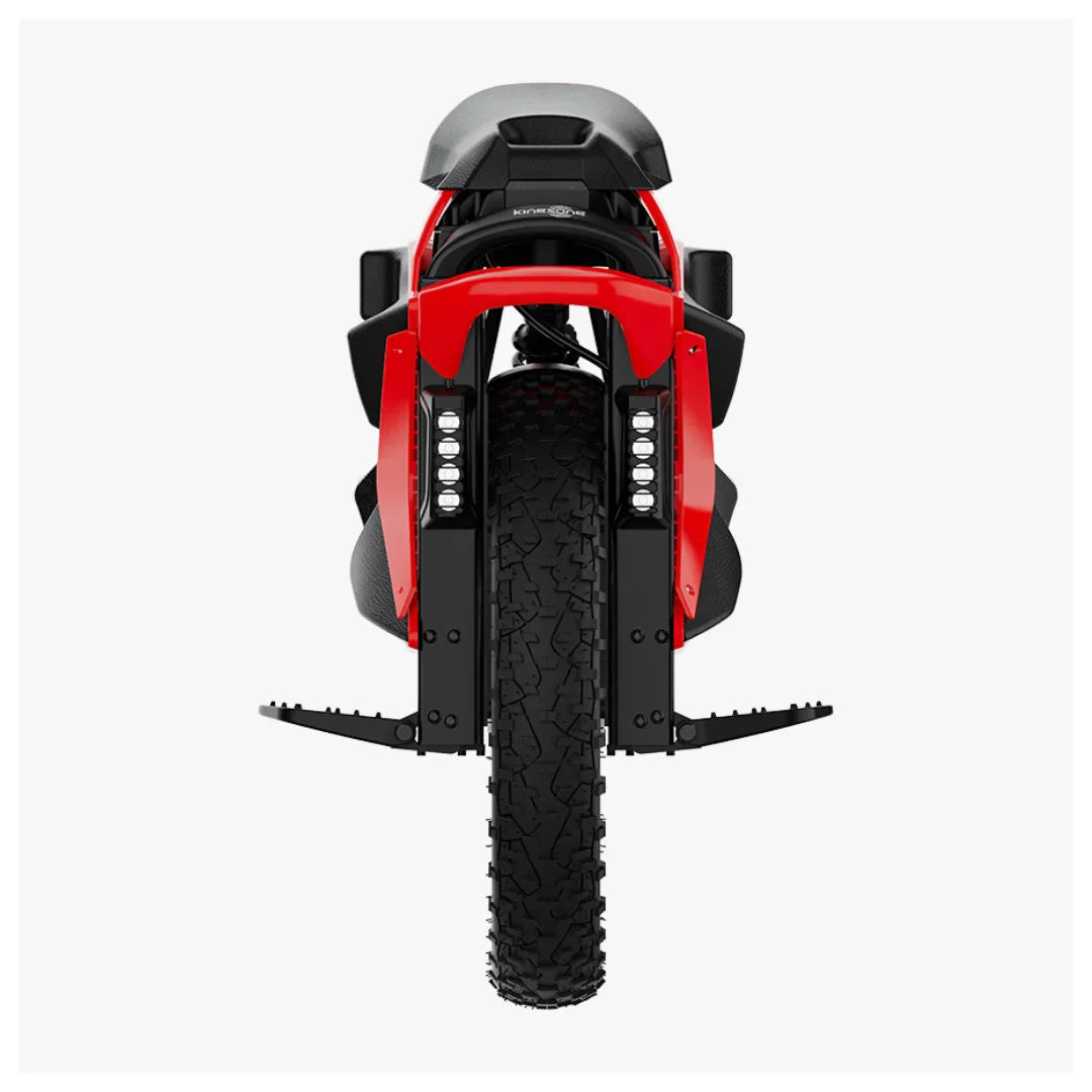 Izdelek na sliki je električni monocikel, model Kingsong S22 Pro. Na sliki je vidna zadnja stran monocikla, ki je v rdeči barvi, z velikim kolesom in robustnim vzorcem na pnevmatiki. Opremljen je z LED lučmi in stabilizacijskimi ploščicami na straneh, kar nakazuje na njegovo funkcionalnost in dizajn, primeren za različne terene.