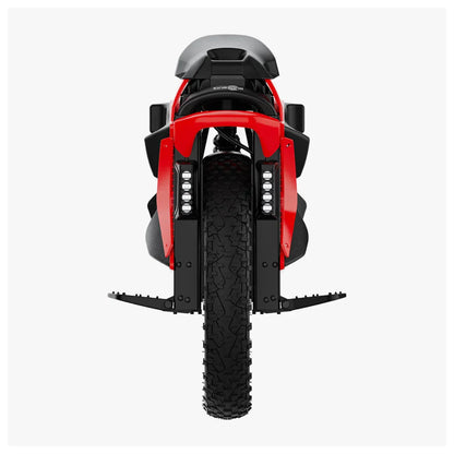 Izdelek na sliki je električni monocikel, model Kingsong S22 Pro. Na sliki je vidna zadnja stran monocikla, ki je v rdeči barvi, z velikim kolesom in robustnim vzorcem na pnevmatiki. Opremljen je z LED lučmi in stabilizacijskimi ploščicami na straneh, kar nakazuje na njegovo funkcionalnost in dizajn, primeren za različne terene.