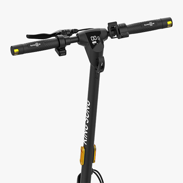 Izdelek na sliki je električni skiro, znamke Kingsong, model E1. Na sliki so vidni krmili s teksturirano oblogo za boljši oprijem, digitalni zaslon, ki prikazuje hitrost in stanje baterije, ter ročice za zaviranje. Celoten dizajn je minimalističen in moder, kar daje sodoben videz.