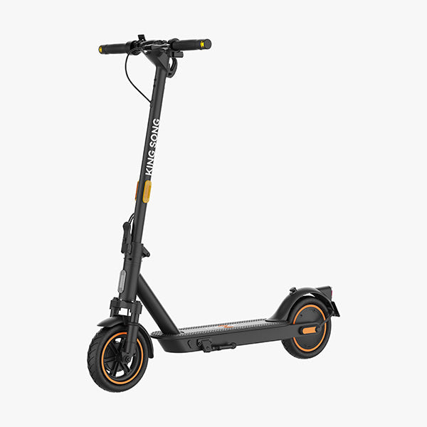 Izdelek na sliki je električni skiro znamke Kingsong, model E1. Na sliki je prikazan skiro v črni barvi s svetlimi oranžnimi detajli. Ima enostavno zasnovo, s širokim stojalom in ergonomskimi ročaji, kar omogoča udobno vožnjo. Kolesa so robustna, kar prispeva k stabilnosti med vožnjo.