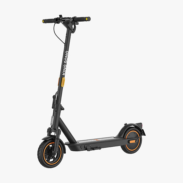 Izdelek na sliki je električni skiro znamke Kingsong, model E1. Na sliki je prikazan skiro v črni barvi s svetlimi oranžnimi detajli. Ima enostavno zasnovo, s širokim stojalom in ergonomskimi ročaji, kar omogoča udobno vožnjo. Kolesa so robustna, kar prispeva k stabilnosti med vožnjo.