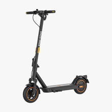 Izdelek na sliki je električni skiro znamke Kingsong, model E1. Na sliki je prikazan skiro v črni barvi s svetlimi oranžnimi detajli. Ima enostavno zasnovo, s širokim stojalom in ergonomskimi ročaji, kar omogoča udobno vožnjo. Kolesa so robustna, kar prispeva k stabilnosti med vožnjo.