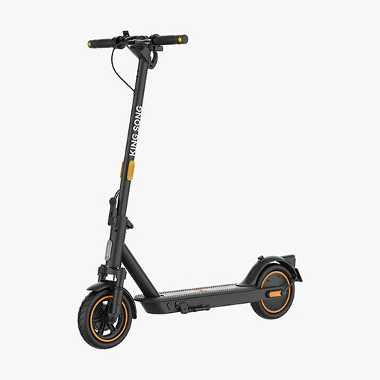 Izdelek na sliki je električni skiro znamke Kingsong, model E1. Na sliki je prikazan skiro v črni barvi s svetlimi oranžnimi detajli. Ima enostavno zasnovo, s širokim stojalom in ergonomskimi ročaji, kar omogoča udobno vožnjo. Kolesa so robustna, kar prispeva k stabilnosti med vožnjo.