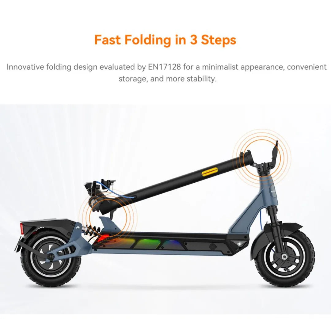 Na sliki je električni skiro znamke Kingsong, model N12 Pro. Prikazan je skiro v procesu zlaganja, kar poudarja njegov inovativen dizajn, ki omogoča hitro in enostavno zlaganje v treh korakih. Vidni so tudi robustni kolesi in mehanizem zlaganja, kar zagotavlja stabilnost in enostavno shranjevanje.