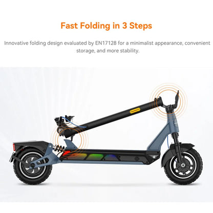 Na sliki je električni skiro znamke Kingsong, model N12 Pro. Prikazan je skiro v procesu zlaganja, kar poudarja njegov inovativen dizajn, ki omogoča hitro in enostavno zlaganje v treh korakih. Vidni so tudi robustni kolesi in mehanizem zlaganja, kar zagotavlja stabilnost in enostavno shranjevanje.