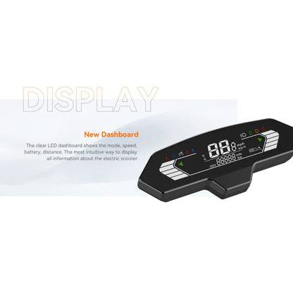 Izdelek je električni skiro, znamke Kingsong, model N12 Pro. Na sliki je prikazan LED zaslon, ki prikazuje informacije o načinu vožnje, hitrosti, stanju baterije in razdalji. Zaslon je zasnovan tako, da je intuitiven in enostaven za branje.