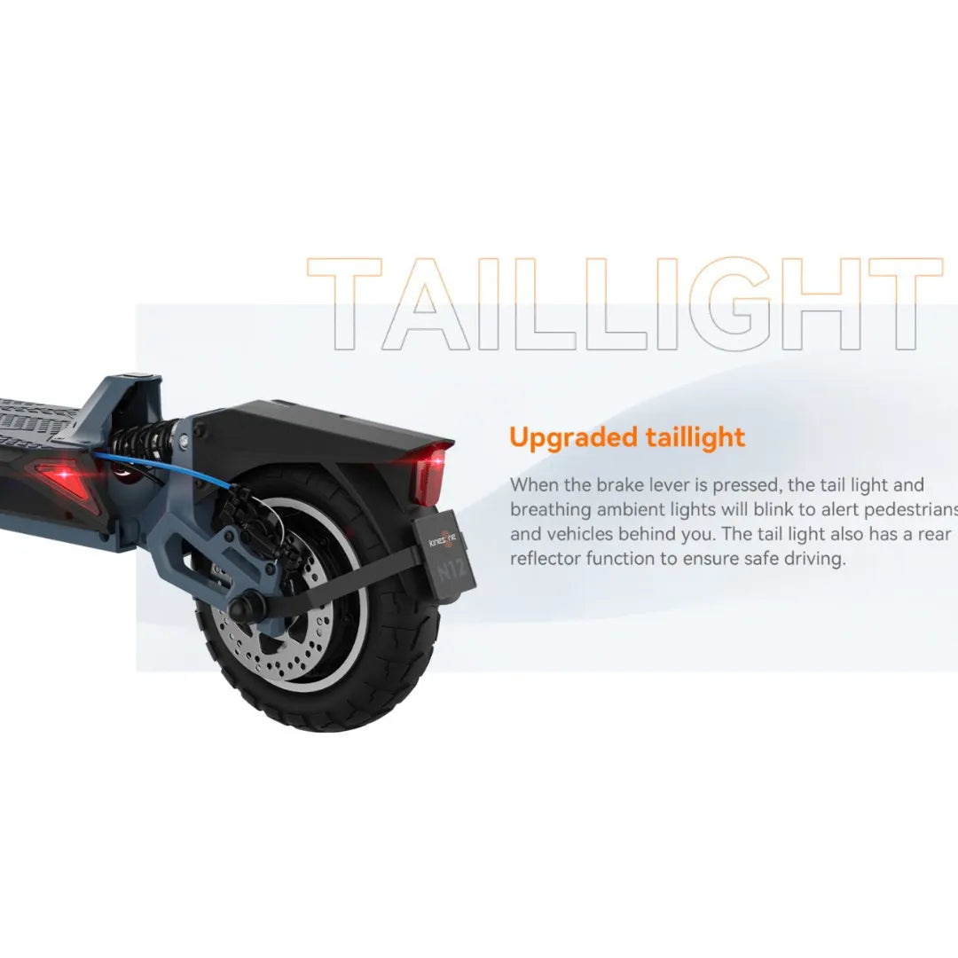 Izdelek na sliki je električni skiro, znamke Kingsong, model N12 Pro. Na sliki je prikazan zadnji del skiroja, kjer so vidni izboljšana zadnja luč in reflektor, ki zagotavljata varno vožnjo. Luč se aktivira ob zaviranju in opozarja pešce ter vozila za skirojem.