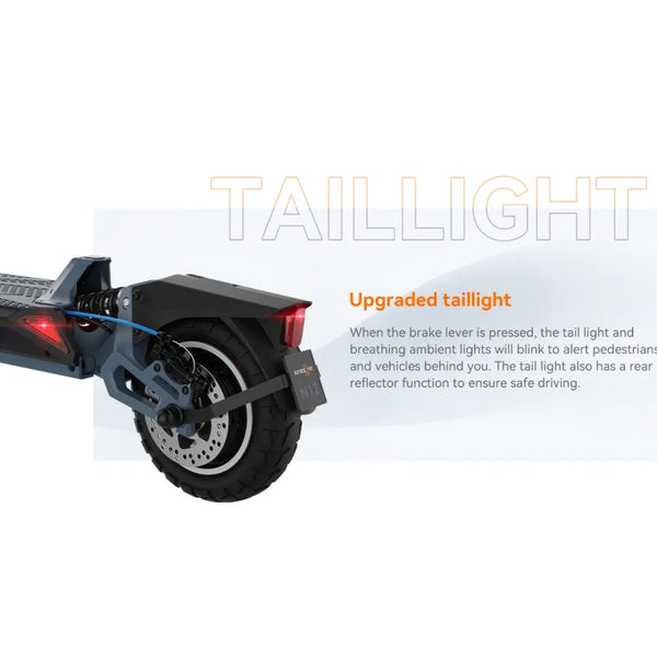 Izdelek na sliki je električni skiro, znamke Kingsong, model N12 Pro. Na sliki je prikazan zadnji del skiroja, kjer so vidni izboljšana zadnja luč in reflektor, ki zagotavljata varno vožnjo. Luč se aktivira ob zaviranju in opozarja pešce ter vozila za skirojem.