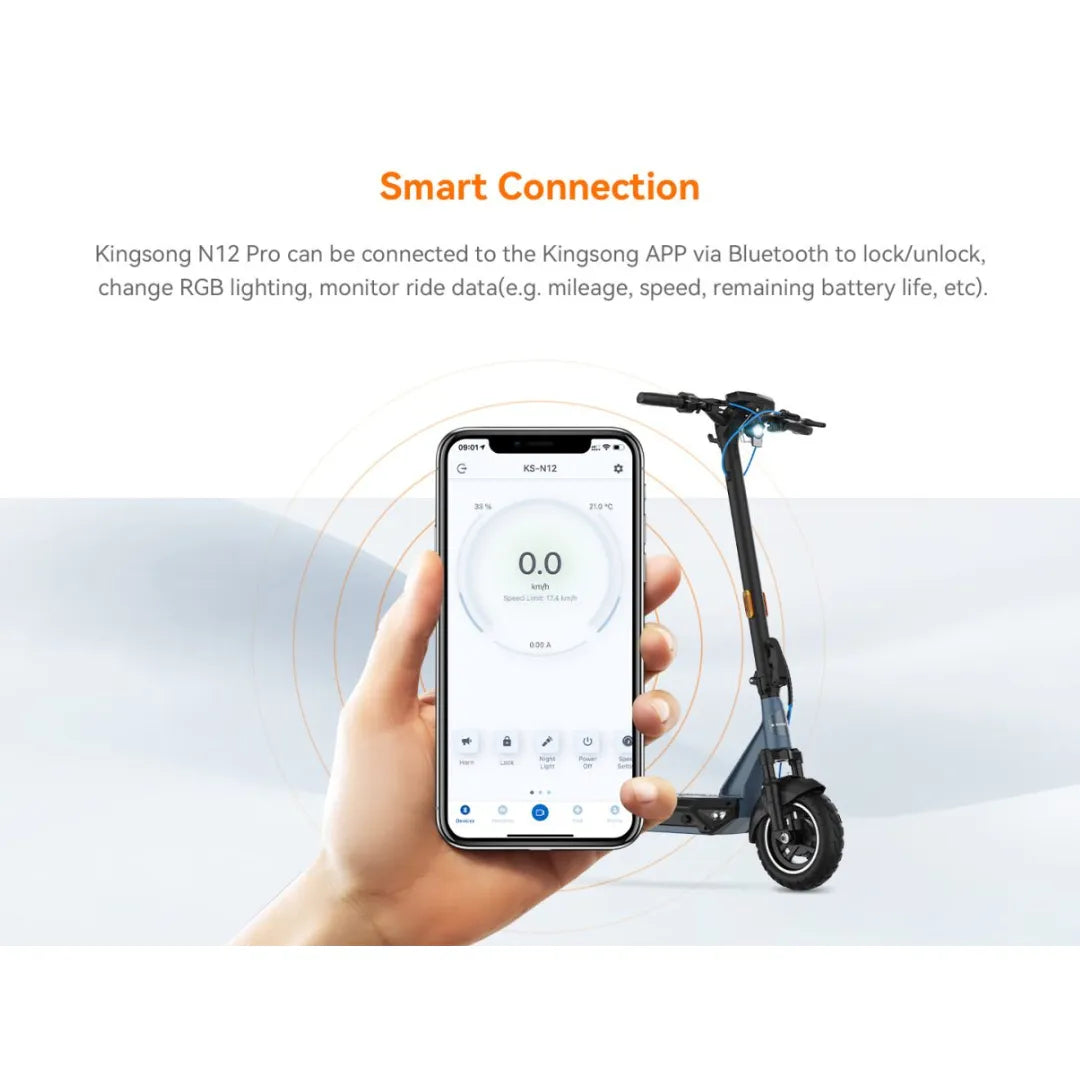 Izdelek na sliki je električni skiro, model Kingsong N12 Pro. Vidna je povezava med skirojem in aplikacijo Kingsong, ki omogoča upravljanje različnih funkcij, kot so zaklepanje, spremljanje podatkov o vožnji in prilagajanje RGB osvetlitve. Na sliki je prikazana roka, ki drži pametni telefon z odprto aplikacijo, ter sam skiro v ozadju.