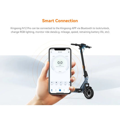 Izdelek na sliki je električni skiro, model Kingsong N12 Pro. Vidna je povezava med skirojem in aplikacijo Kingsong, ki omogoča upravljanje različnih funkcij, kot so zaklepanje, spremljanje podatkov o vožnji in prilagajanje RGB osvetlitve. Na sliki je prikazana roka, ki drži pametni telefon z odprto aplikacijo, ter sam skiro v ozadju.