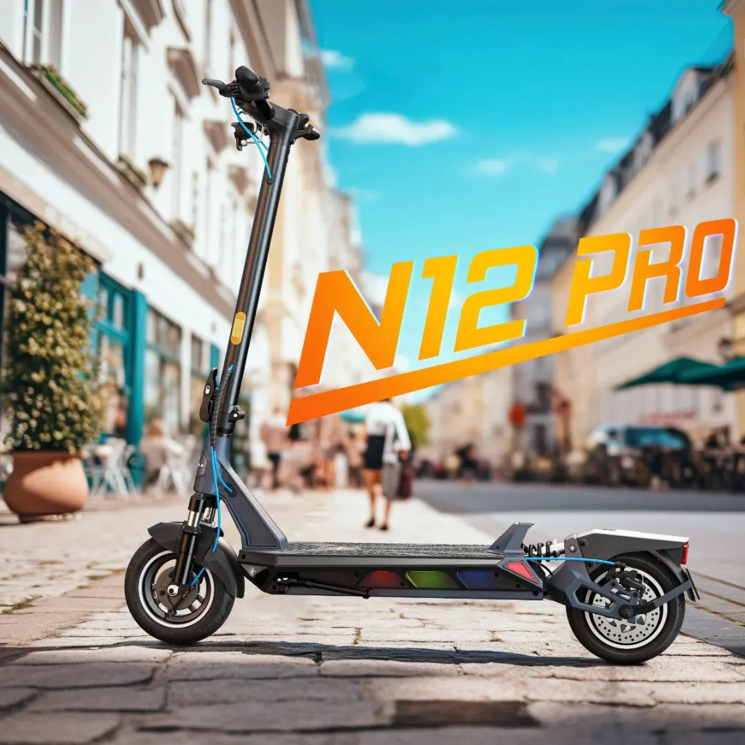 Električni skiro Kingsong N12 Pro parkiran na sončni ulici z živahnimi zgradbami.