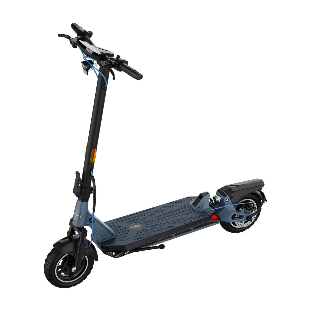 Izdelek na sliki je električni skiro, model Kingsong N12 Pro. Na sliki je vidna moderna zasnova skiroja z robustnim okvirjem, široko platformo za stojanje ter močnimi pnevmatikami, kar omogoča udobno vožnjo. Krmilo je opremljeno z ročaji in nadzornimi elementi, kar omogoča enostavno upravljanje. Celoten videz je eleganten in funkcionalen, kar nakazuje na visoko kakovost in zmogljivost.