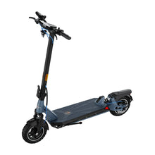 Izdelek na sliki je električni skiro, model Kingsong N12 Pro. Na sliki je vidna moderna zasnova skiroja z robustnim okvirjem, široko platformo za stojanje ter močnimi pnevmatikami, kar omogoča udobno vožnjo. Krmilo je opremljeno z ročaji in nadzornimi elementi, kar omogoča enostavno upravljanje. Celoten videz je eleganten in funkcionalen, kar nakazuje na visoko kakovost in zmogljivost.