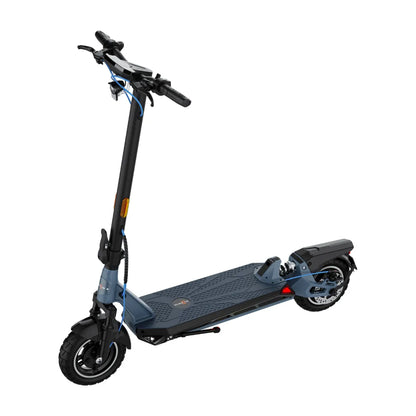 Izdelek na sliki je električni skiro, model Kingsong N12 Pro. Na sliki je vidna moderna zasnova skiroja z robustnim okvirjem, široko platformo za stojanje ter močnimi pnevmatikami, kar omogoča udobno vožnjo. Krmilo je opremljeno z ročaji in nadzornimi elementi, kar omogoča enostavno upravljanje. Celoten videz je eleganten in funkcionalen, kar nakazuje na visoko kakovost in zmogljivost.