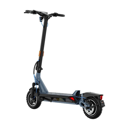 Izdelek je električni skiro, znamke Kingsong, model N12 Pro. Na sliki je prikazan skiro v modernem dizajnu, s črno in modro barvno kombinacijo. Ima široko platformo za stojišče, visoko krmilo ter robustne pnevmatike, kar kaže na njegovo primernost za različne terene. Vidni so tudi detajli, kot so luči in sistem za vzmetenje na zadnjem kolesu.