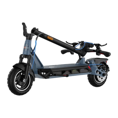 Na sliki je električni skiro, model Kingsong N12 Pro. Izdelek ima robustno zasnovo, z velikimi kolesi in široko platformo za udobno vožnjo. Vidni so tudi krmili z ročaji ter sistem za zavoro, kar kaže na funkcionalnost in varnost pri vožnji. Barvna kombinacija je moderna, kar prispeva k atraktivnemu videzu skiroja.