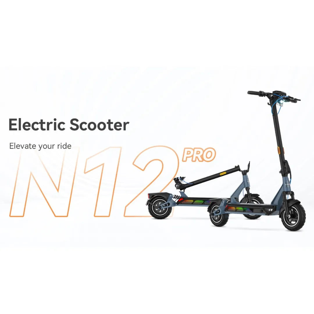 Izdelek na sliki je električni skiro, znamke Kingsong, model N12 Pro. Na sliki je prikazan skiro v modernem dizajnu, z zložljivo konstrukcijo in širokimi kolesi, kar nakazuje na stabilnost in udobje med vožnjo. Opremljen je z barvnimi elementi na stopalni ploščadi, kar dodaja estetsko vrednost.