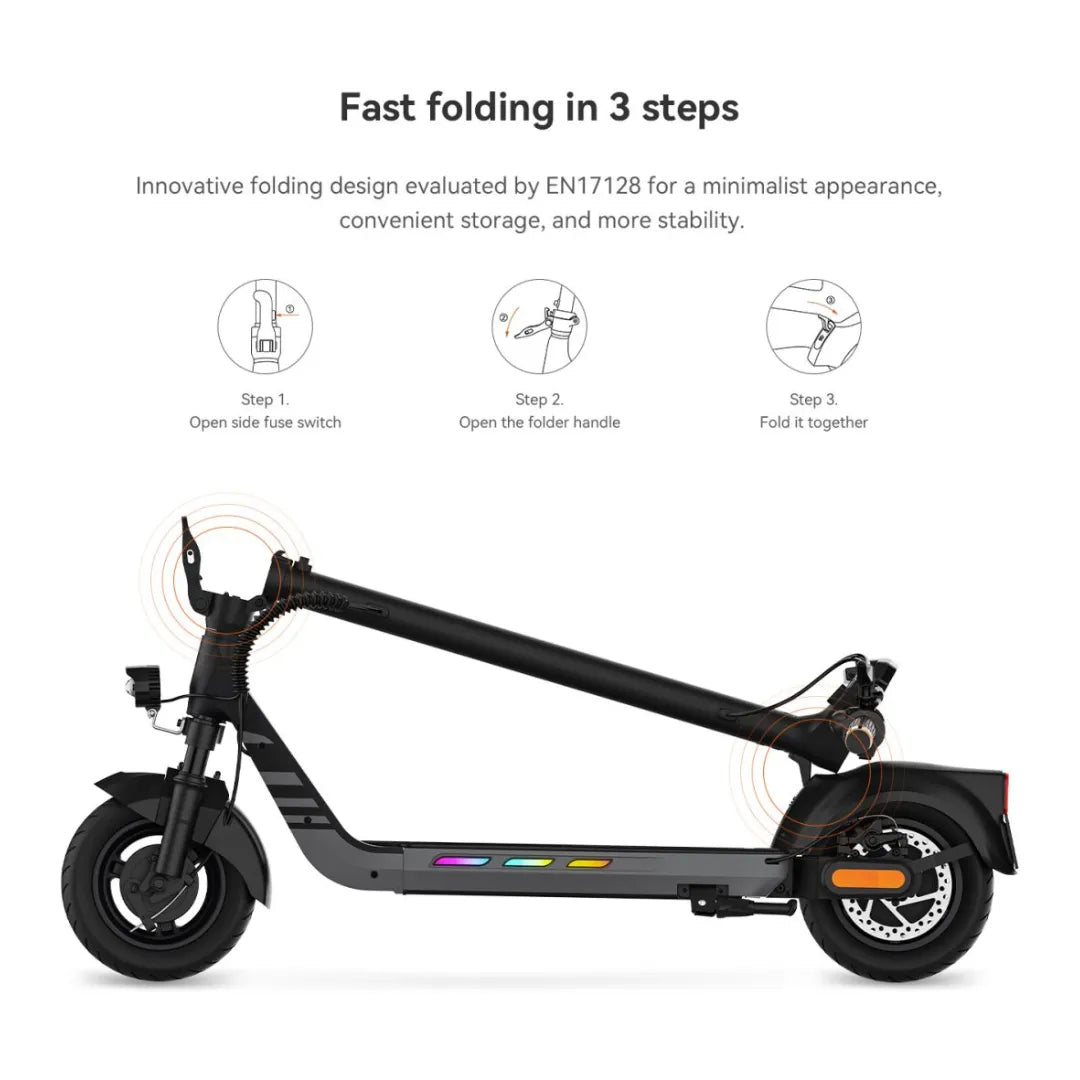 Izdelek na sliki je električni skiro, znamke Kingsong, model N14. Na sliki je prikazan skiro v zloženem stanju, kar poudarja njegov inovativen sistem hitrega zlaganja v treh korakih. Vidni so detajli, kot so ročaj za zlaganje in kolesa, kar nakazuje na minimalističen dizajn ter enostavno shranjevanje in prenašanje.