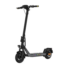 Izdelek na sliki je električni skiro, znamke Kingsong, model N14. Na sliki je videti črn električni skiro s širokim stojalom in ergonomskimi ročaji. Ima sprednje luči in robustne pnevmatike, kar nakazuje na dobro stabilnost in udobje pri vožnji. Skupna zasnova je moderna in športna, kar ga naredi privlačnega za uporabnike.