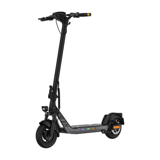 Izdelek na sliki je električni skiro, znamke Kingsong, model N14. Na sliki je videti črn električni skiro s širokim stojalom in ergonomskimi ročaji. Ima sprednje luči in robustne pnevmatike, kar nakazuje na dobro stabilnost in udobje pri vožnji. Skupna zasnova je moderna in športna, kar ga naredi privlačnega za uporabnike.