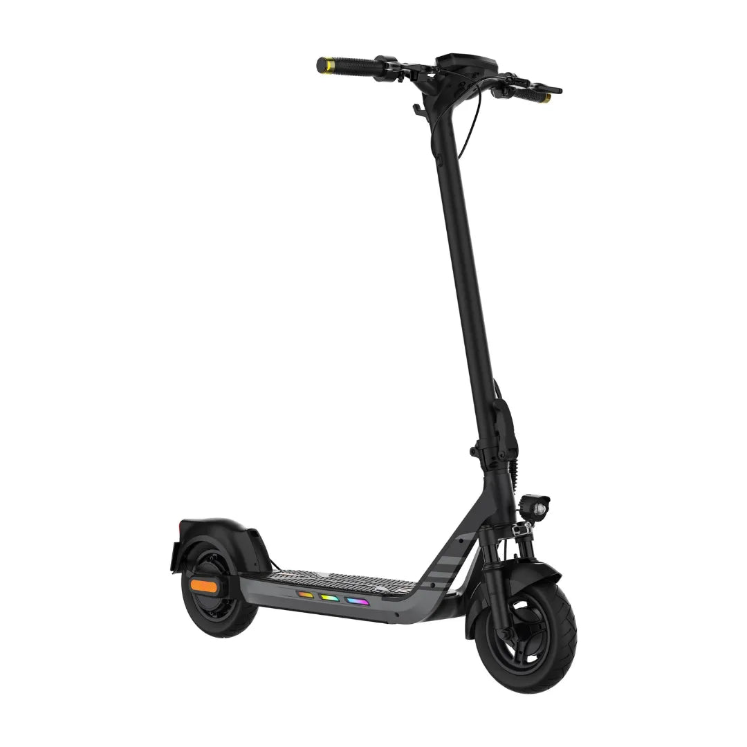 Izdelek je električni skiro znamke Kingsong, model N14. Na sliki je prikazan skiro v črni barvi, z visokim krmilom, široko platformo za stojišče in robustnimi kolesi. Na sprednjem delu je nameščena lučka, kar nakazuje na možnost vožnje v slabših svetlobnih pogojih. Skiro ima tudi barvne LED luči na platformi, kar dodaja estetski pridih.