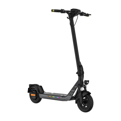 Izdelek je električni skiro znamke Kingsong, model N14. Na sliki je prikazan skiro v črni barvi, z visokim krmilom, široko platformo za stojišče in robustnimi kolesi. Na sprednjem delu je nameščena lučka, kar nakazuje na možnost vožnje v slabših svetlobnih pogojih. Skiro ima tudi barvne LED luči na platformi, kar dodaja estetski pridih.