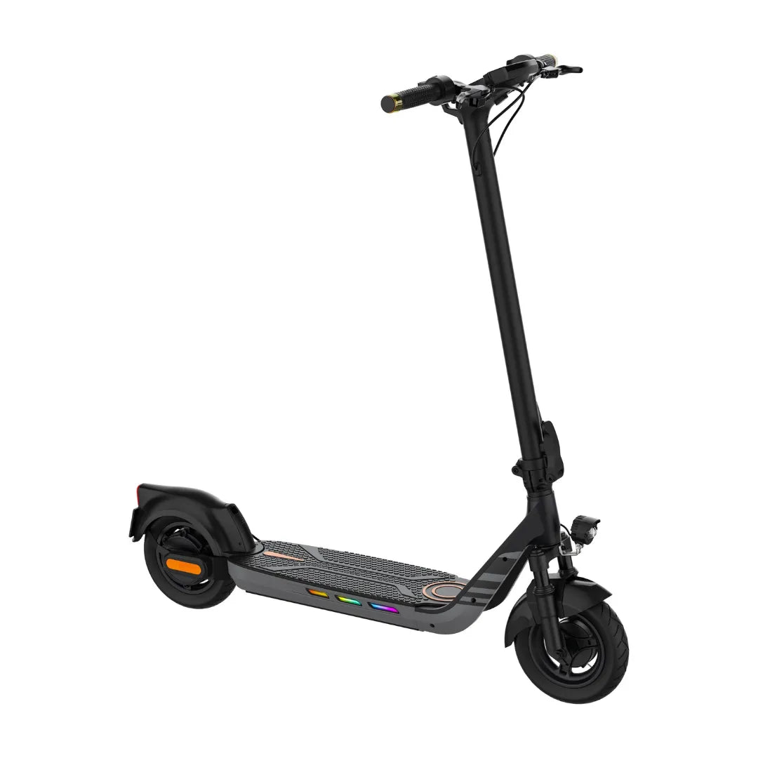 Izdelek je električni skiro, znamke Kingsong, model N14. Na sliki je vidna moderna zasnova skiroja z ravno platformo, ergonomsko oblikovanim krmilom in širokimi pnevmatikami. Barvna kombinacija je pretežno črna, s svetlečimi elementi na platformi, kar daje skiroju dinamičen videz. Na sprednjem delu je tudi lučka, kar povečuje vidnost pri vožnji v slabših svetlobnih pogojih.