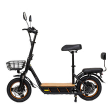 Izdelek je električni skiro, model Kukirin C1 Pro. Na sliki je prikazan skiro v črni barvi, opremljen z udobnim sedežem, sprednjim košem za shranjevanje in ogledali. Ima široke pnevmatike, kar omogoča stabilno vožnjo, ter leseno platformo za stojišče. Skuter je zasnovan za udobno in praktično urbano mobilnost.