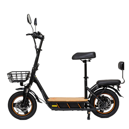 Izdelek je električni skiro, model Kukirin C1 Pro. Na sliki je prikazan skiro v črni barvi, opremljen z udobnim sedežem, sprednjim košem za shranjevanje in ogledali. Ima široke pnevmatike, kar omogoča stabilno vožnjo, ter leseno platformo za stojišče. Skuter je zasnovan za udobno in praktično urbano mobilnost.