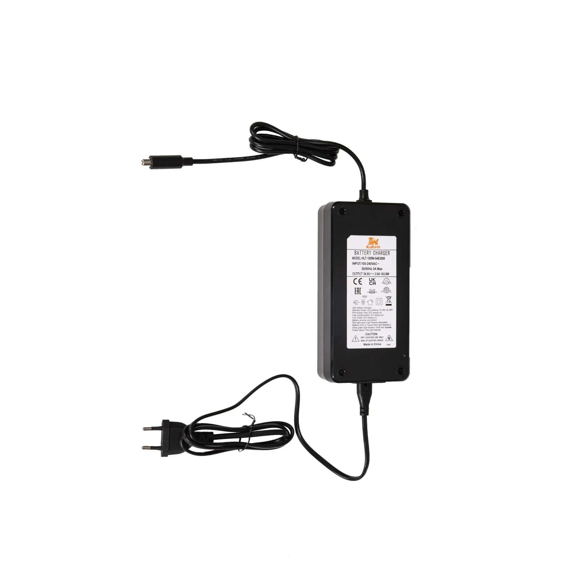 Na sliki je prikazan polnilec za baterijo, ki je namenjen električnemu skiroju. Znamka in model nista neposredno navedena, vendar je polnilec zasnovan za uporabo z električnimi vozili, kot je Kukirin C1 Pro. Na sliki je jasno vidna naprava s kabli, ki se povezujejo na električno omrežje in na baterijo skiroja.