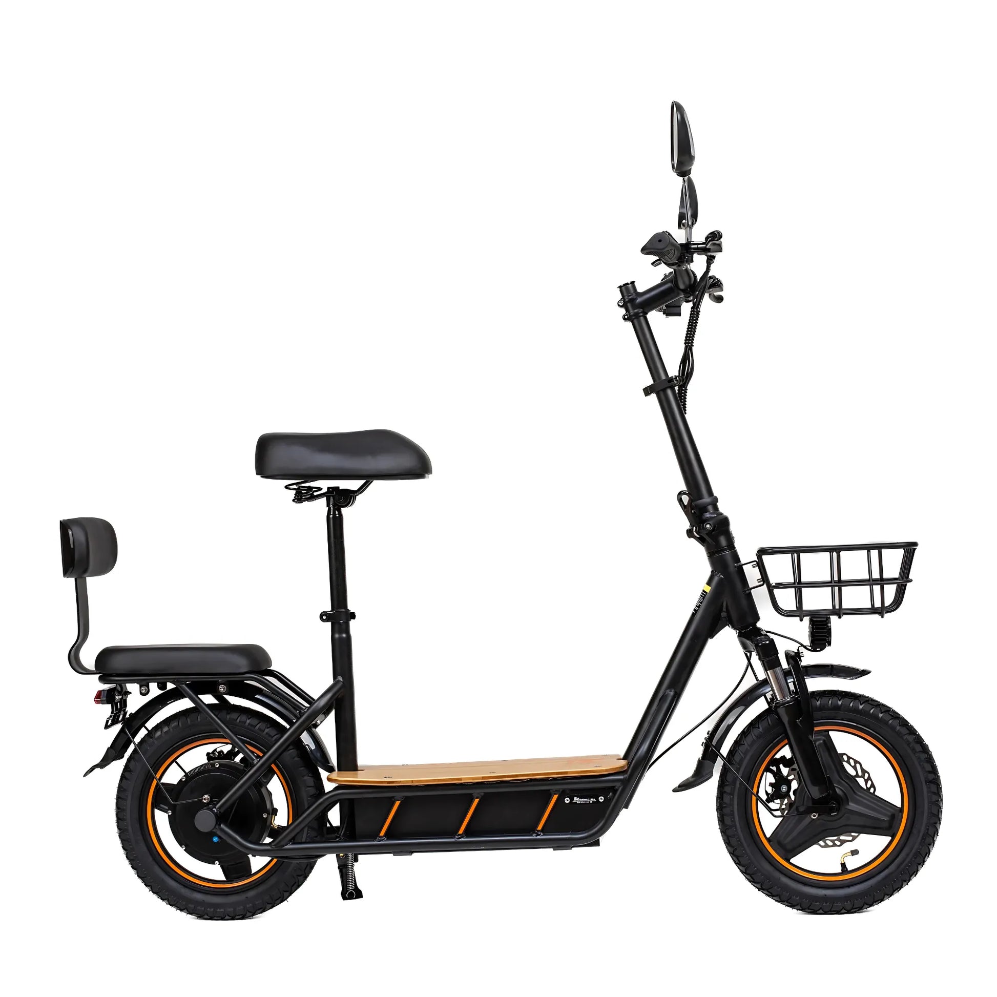 Izdelek na sliki je električni skiro, model Kukirin C1 Pro. Na sliki je vidna črna konstrukcija skiroja z lesenim podom, sedežem in naslonjalom. Prednji del vsebuje košarico, na skiroju pa so tudi ogledala. Kolesa so široka, kar omogoča stabilno vožnjo.