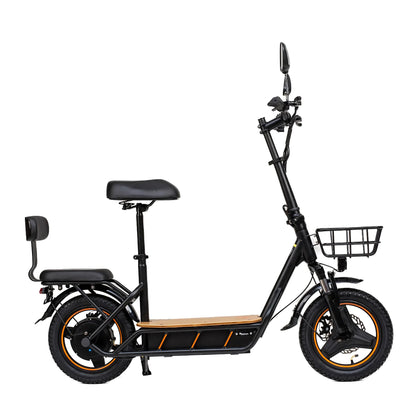 Izdelek na sliki je električni skiro, model Kukirin C1 Pro. Na sliki je vidna črna konstrukcija skiroja z lesenim podom, sedežem in naslonjalom. Prednji del vsebuje košarico, na skiroju pa so tudi ogledala. Kolesa so široka, kar omogoča stabilno vožnjo.