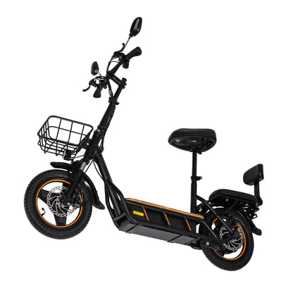 Izdelek na sliki je električni skiro, model Kukirin C1 Pro. Na sliki je vidna črna konstrukcija skiroja, ki vključuje udobno sedežno mesto, ročke za upravljanje ter sprednji košarico. Ima široke pnevmatike, kar omogoča stabilno vožnjo, in je zasnovan za udobno in praktično uporabo v urbanem okolju.