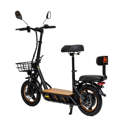 Izdelek je električni skiro, model Kukirin C1 Pro. Na sliki je prikazan skiro z udobnim sedežem, krmilom in ogledali. Ima tudi sprednji koš za shranjevanje ter široke pnevmatike, kar omogoča udobno vožnjo. Oblikovan je v črni barvi z oranžnimi detajli.