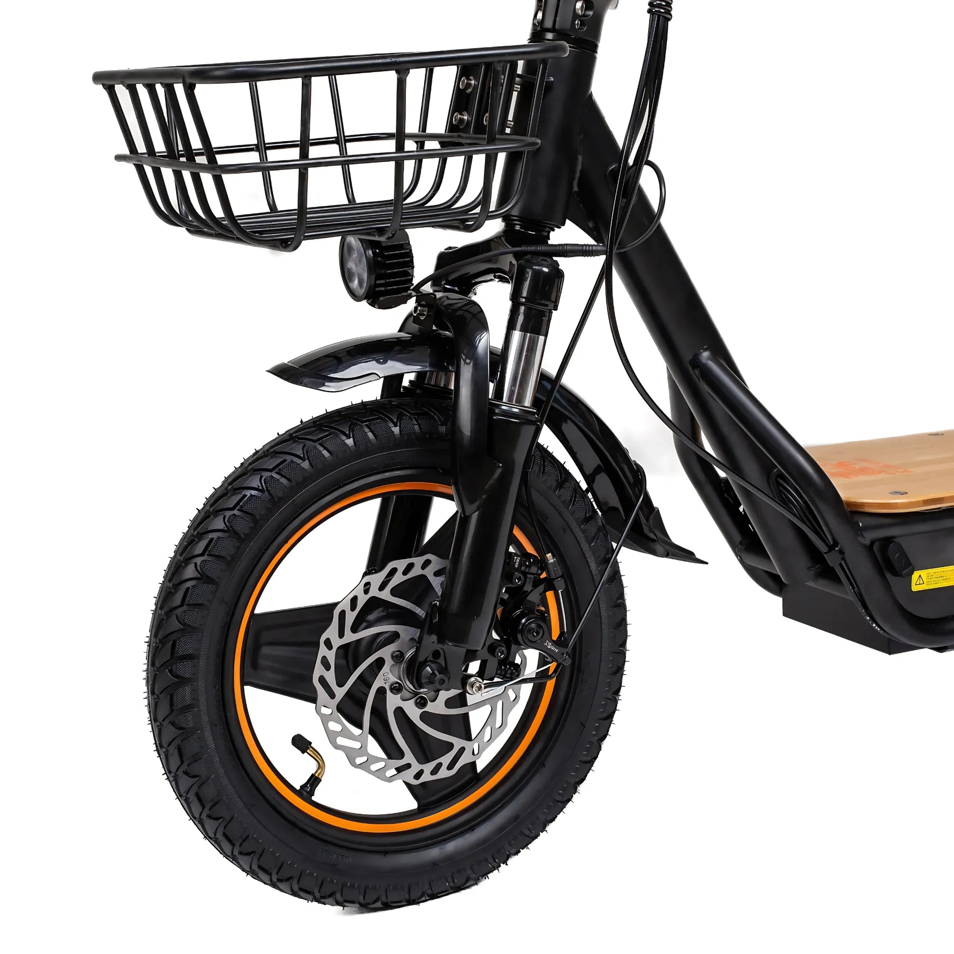 Izdelek je električni skiro, model Kukirin C1 Pro. Na sliki je prikazana sprednja kolesna enota skiroja, ki ima široko pnevmatiko z oranžnim obročem. Vidna je tudi zavora in nosilec za košaro, kar nakazuje na praktičnost in uporabnost skiroja za prevoz manjših predmetov. Dodatno je viden tudi svetlobni element, kar povečuje varnost med vožnjo.