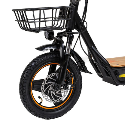 Izdelek je električni skiro, model Kukirin C1 Pro. Na sliki je prikazana sprednja kolesna enota skiroja, ki ima široko pnevmatiko z oranžnim obročem. Vidna je tudi zavora in nosilec za košaro, kar nakazuje na praktičnost in uporabnost skiroja za prevoz manjših predmetov. Dodatno je viden tudi svetlobni element, kar povečuje varnost med vožnjo.