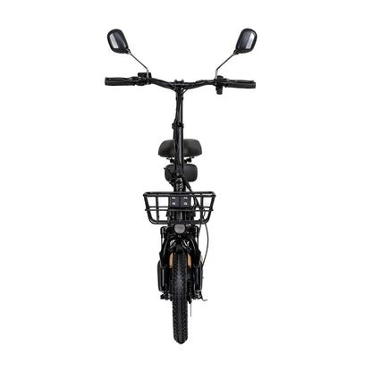 Izdelek je električni skiro, model Kukirin C1 Pro. Na sliki je prikazana sprednja stran skiroja, ki ima široka krmila z ogledali, sedež in sprednji nosilec. Opremljen je z robustnimi pnevmatikami, kar nakazuje na dobro stabilnost in udobje med vožnjo. Celoten dizajn je v črni barvi, kar mu daje sodoben videz.