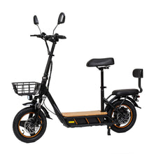 Izdelek na sliki je električni skiro, znamke Kukirin, model C1 Pro. Na sliki je prikazan skiro z robustno konstrukcijo, širokim lesenim podom, sprednjim košem za shranjevanje ter sedežem za udobno vožnjo. Ima tudi ogledali na krmilu in široke pnevmatike, kar omogoča stabilno vožnjo.