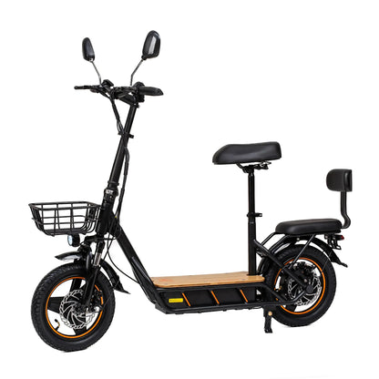 Izdelek na sliki je električni skiro, znamke Kukirin, model C1 Pro. Na sliki je prikazan skiro z robustno konstrukcijo, širokim lesenim podom, sprednjim košem za shranjevanje ter sedežem za udobno vožnjo. Ima tudi ogledali na krmilu in široke pnevmatike, kar omogoča stabilno vožnjo.