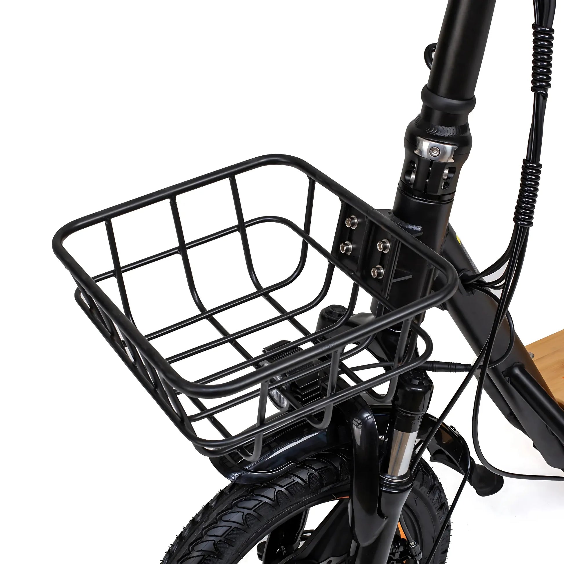 Izdelek je električni skiro znamke Kukirin, model C1 Pro. Na sliki je vidna sprednja košara iz črnega kovinskega materiala, ki je pritrjena na okvir skiroja. Košara je zasnovana za prenašanje manjših predmetov, kar povečuje funkcionalnost skiroja. Vidni so tudi deli okvirja in prednje kolo, kar nakazuje na robustno konstrukcijo.