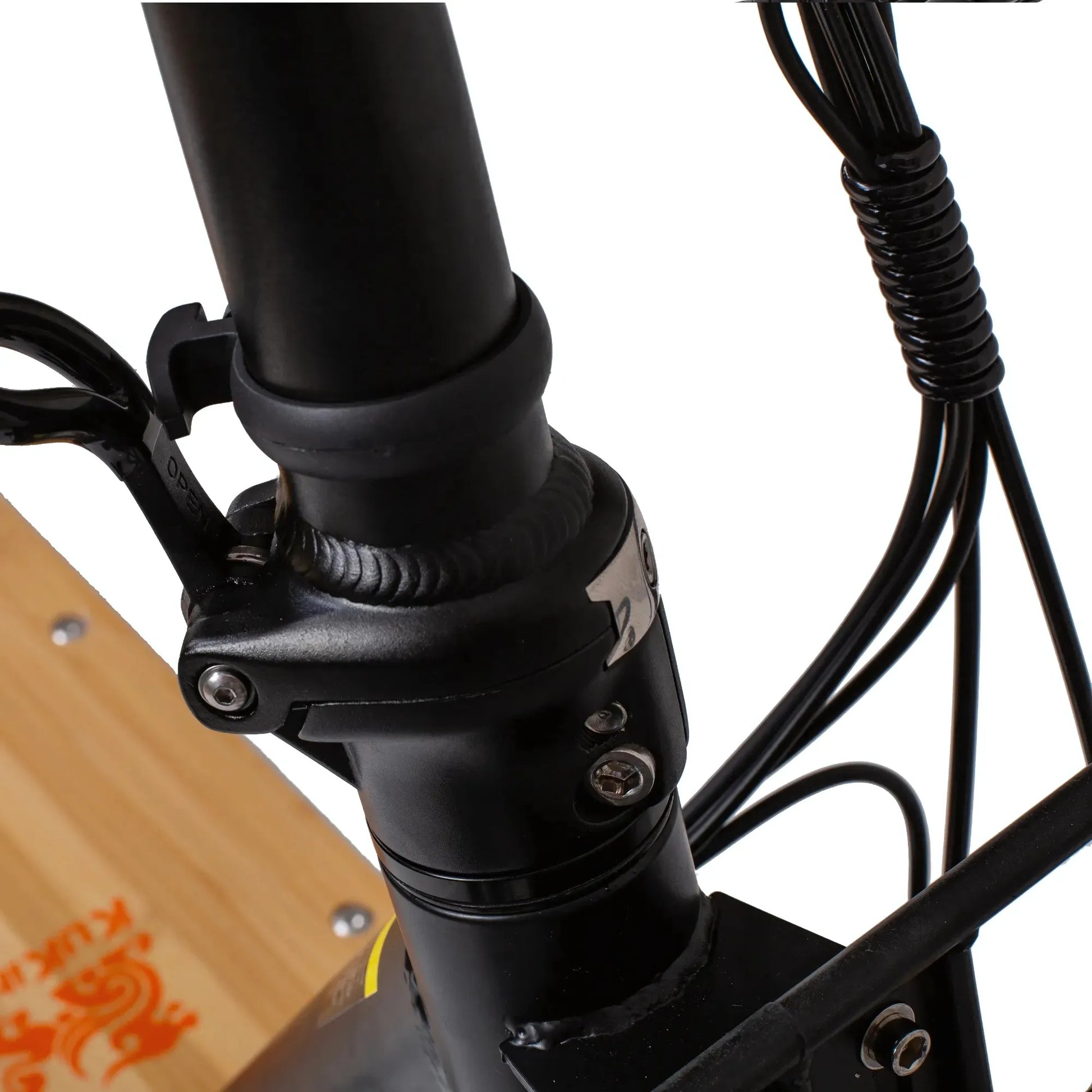 Izdelek je električni skiro znamke Kukirin, model C1 Pro. Na sliki je prikazan del skiroja, ki vključuje steblo in mehanizem za zlaganje. Vidni so tudi kabli, ki so urejeni ob steblu, ter lesena platforma, ki daje skiroju estetski videz.