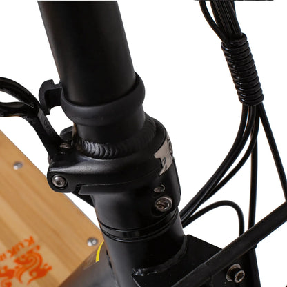 Izdelek je električni skiro znamke Kukirin, model C1 Pro. Na sliki je prikazan del skiroja, ki vključuje steblo in mehanizem za zlaganje. Vidni so tudi kabli, ki so urejeni ob steblu, ter lesena platforma, ki daje skiroju estetski videz.