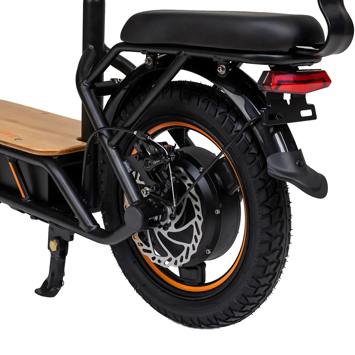 Na sliki je električni skiro znamke Kukirin, model C1 Pro. Vidna je zadnja kolesa s širokim gumami in disk zavornim sistemom, kar zagotavlja boljšo stabilnost in varnost pri vožnji. Na platformi je lesena površina, kar dodaja estetski pridih, medtem ko je okvir črn z oranžnimi detajli.