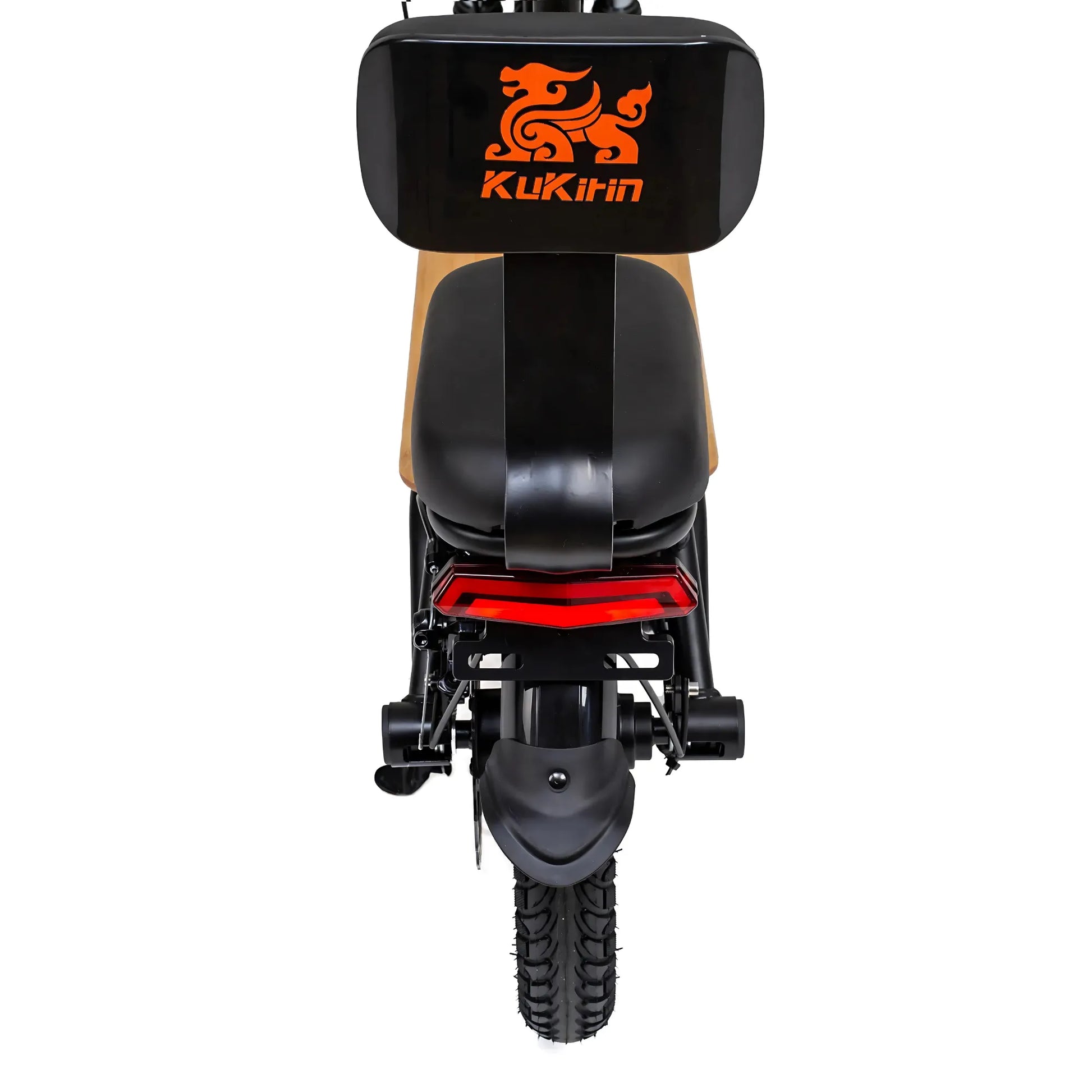 Izdelek je električni skiro znamke Kukirin, model C1 Pro. Na sliki je prikazan zadnji del skiroja, ki vključuje široko sedežno površino in logo znamke Kukirin na hrbtni strani sedeža. Vidna je tudi zadnja luč in kolo z robustnim profilom, kar kaže na namen uporabe v različnih terenskih pogojih.